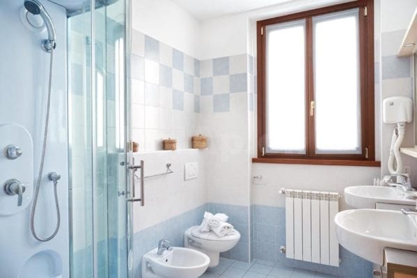 HolAp - Ferienwohnungen, Ferienhäuser im Tessin, Ascona, Locarno, Minusio, Orselina, Brione S.Minusio, Valle Maggia, Valle Verzasca, Gambarogno -  - H22013-368_TrilocaleSup_bagno