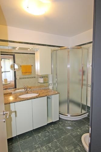 HolAp | H6600-405 - Parco Gabriel - Muralto HolAp - Ferienwohnungen, Ferienhäuser im Tessin, Ascona, Locarno, Minusio, Orselina, Brione S.Minusio, Valle Maggia, Valle Verzasca, Gambarogno - - H6600-405_doccia