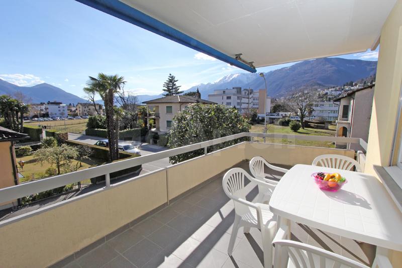 HolAp - Ferienwohnungen, Ferienhäuser im Tessin, Ascona, Locarno, Minusio, Orselina, Brione S.Minusio, Valle Maggia, Valle Verzasca, Gambarogno -  - H6612-441_balcone