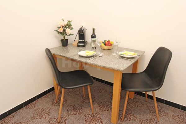 HolAp - Ferienwohnungen, Ferienhäuser im Tessin, Ascona, Locarno, Minusio, Orselina, Brione S.Minusio, Valle Maggia, Valle Verzasca, Gambarogno - H6612-466_cucina_tavolo