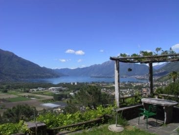 HolAp - Ferienwohnungen, Ferienhäuser im Tessin, Ascona, Locarno, Minusio, Orselina, Brione S.Minusio, Valle Maggia, Valle Verzasca, Gambarogno - Gallery-4_vistaDaGordolaCasaCucco-1.jpg