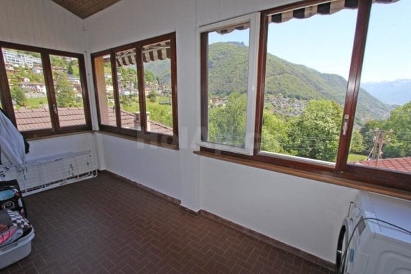 HolAp - Ferienwohnungen, Ferienhäuser im Tessin, Ascona, Locarno, Minusio, Orselina, Brione S.Minusio, Valle Maggia, Valle Verzasca, Gambarogno - 6646H218_loggia.jpg