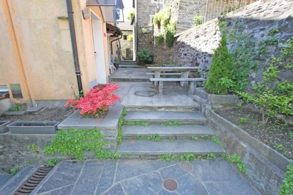 HolAp - Ferienwohnungen, Ferienhäuser im Tessin, Ascona, Locarno, Minusio, Orselina, Brione S.Minusio, Valle Maggia, Valle Verzasca, Gambarogno - 6646H218_tavolosasso.jpg