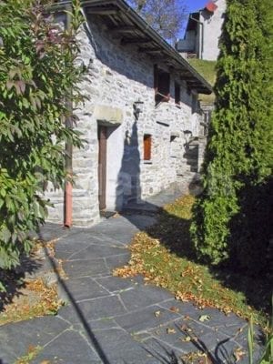 HolAp - Ferienwohnungen, Ferienhäuser im Tessin, Ascona, Locarno, Minusio, Orselina, Brione S.Minusio, Valle Maggia, Valle Verzasca, Gambarogno - 6596R196-931_6596R195_dietro_rustico-1.jpg